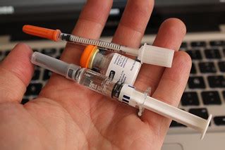 Glucagon mezclado con agua, listo para inyectar con la jeringa de insulina